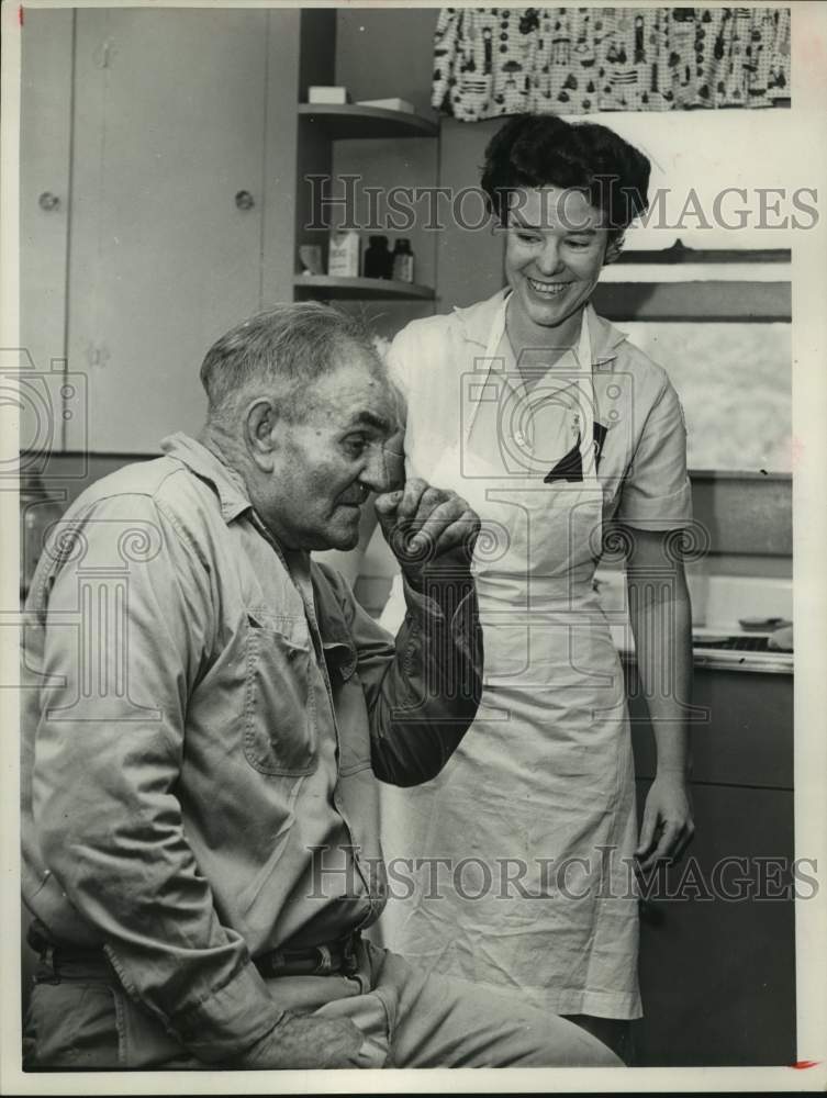 1960 Press Photo Visiting Nurse With Patient John Ritter in Houston, Texas- Historic Images