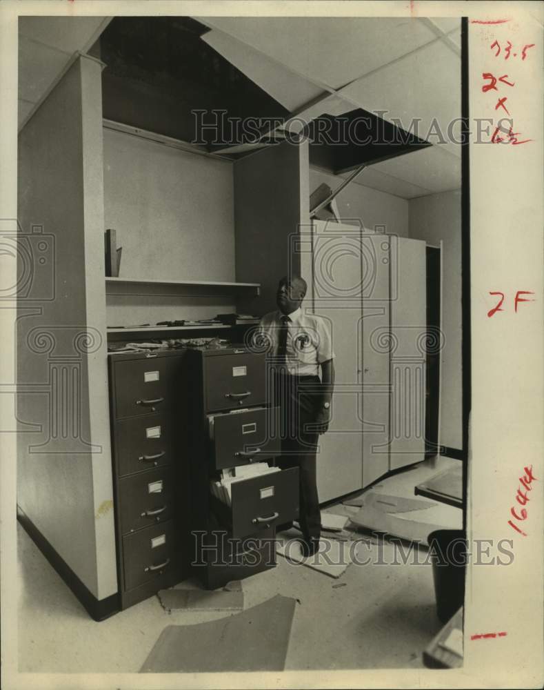 1969 Press Photo Walter Johnson Looking At Damage From Vandalism, Houston- Historic Images