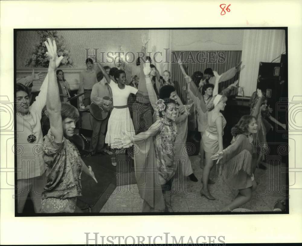 1981 Press Photo Cast of &quot;Up With People&quot; performs for Golden Key Club members- Historic Images