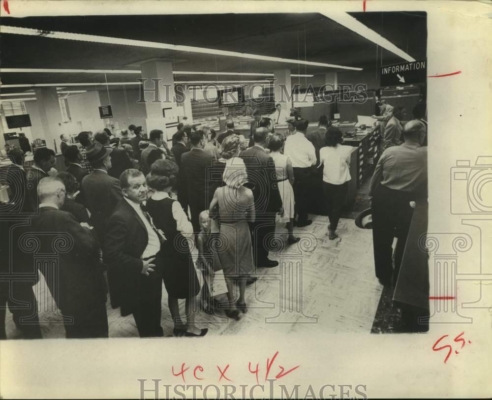 1964 Press Photo Voters line up at County Clerk&#39;s office in Houston Texas- Historic Images