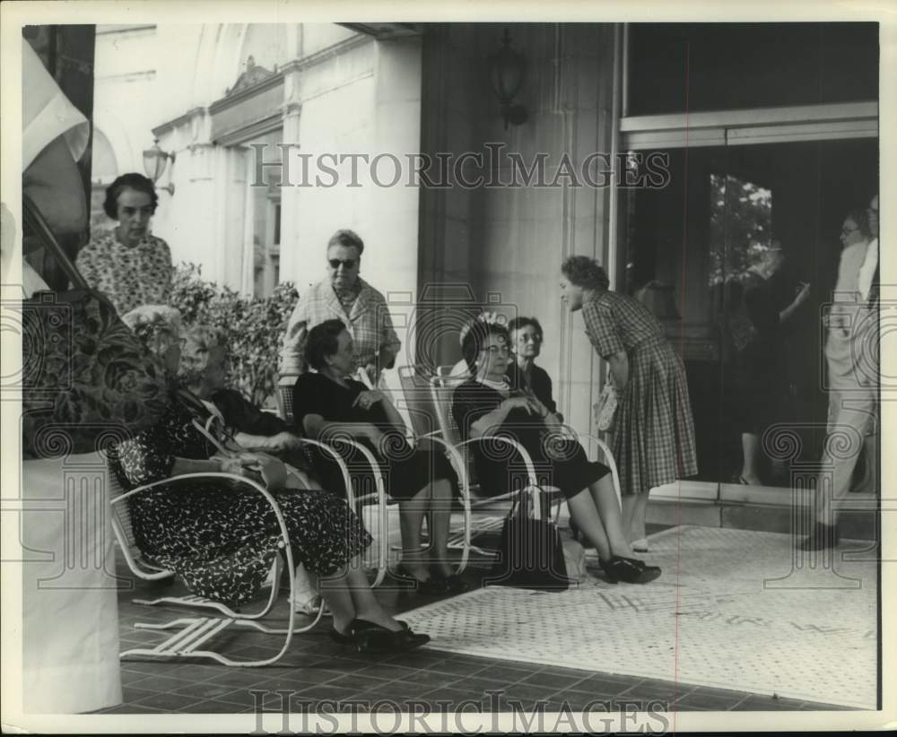 1962 Press Photo People sitting outdoors at the Warwick Hotel in Houston, Texas- Historic Images