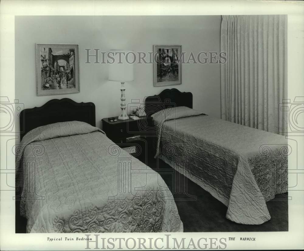 1964 Press Photo Twin bedroom in room at the Warwick Hotel in Houston, Texas- Historic Images