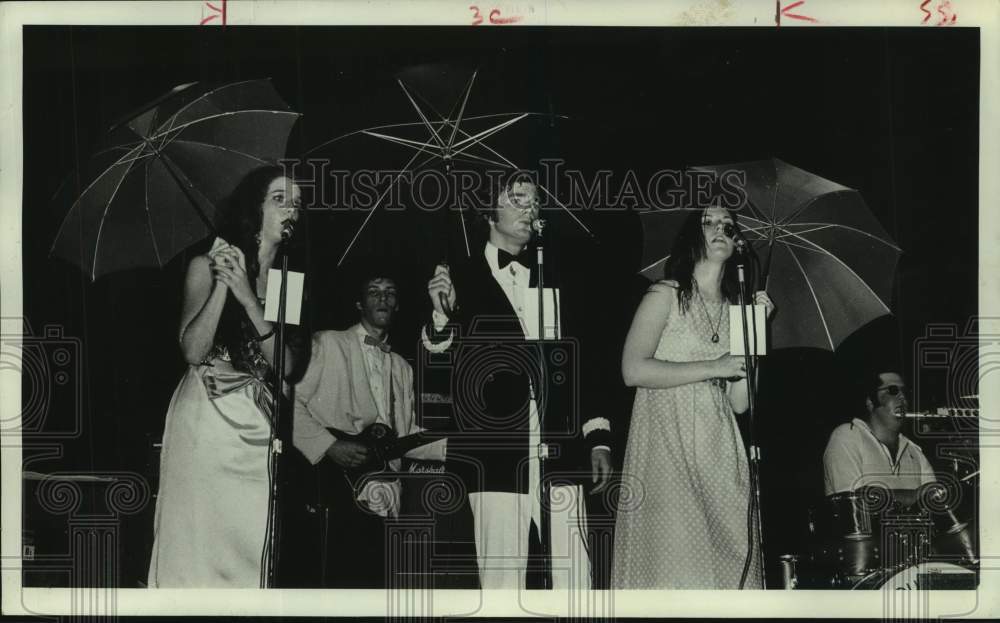 1972 Press Photo The Wahdelles vocalist, music group in 1950&#39;s style perform- Historic Images