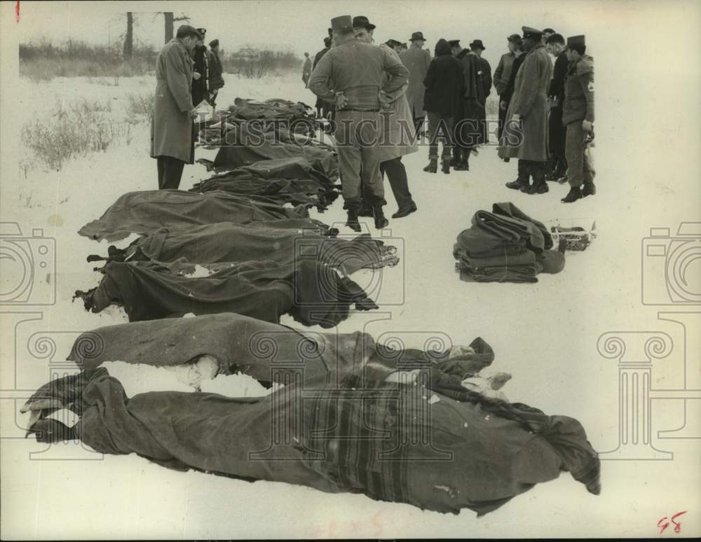 1960 Press Photo Crowds Mourning the Dead After Airplane Disaster - hca59051- Historic Images