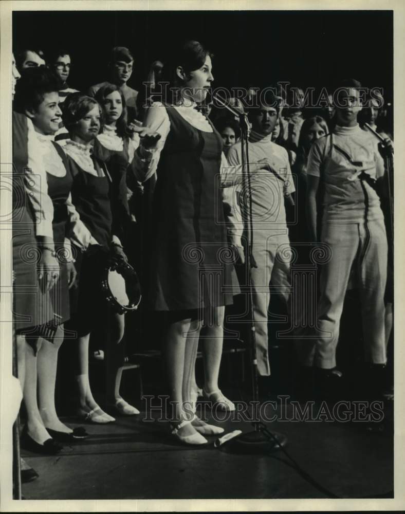 1969 Press Photo Young Texans for Decency sing son &quot;What does God look like?&quot;- Historic Images