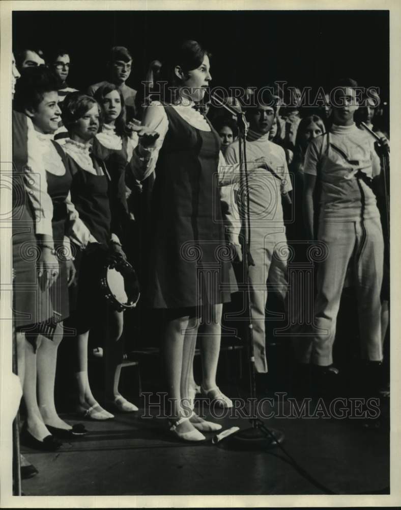 1969 Press Photo Young Texans for Decency sing son "What does God look like?"- Historic Images