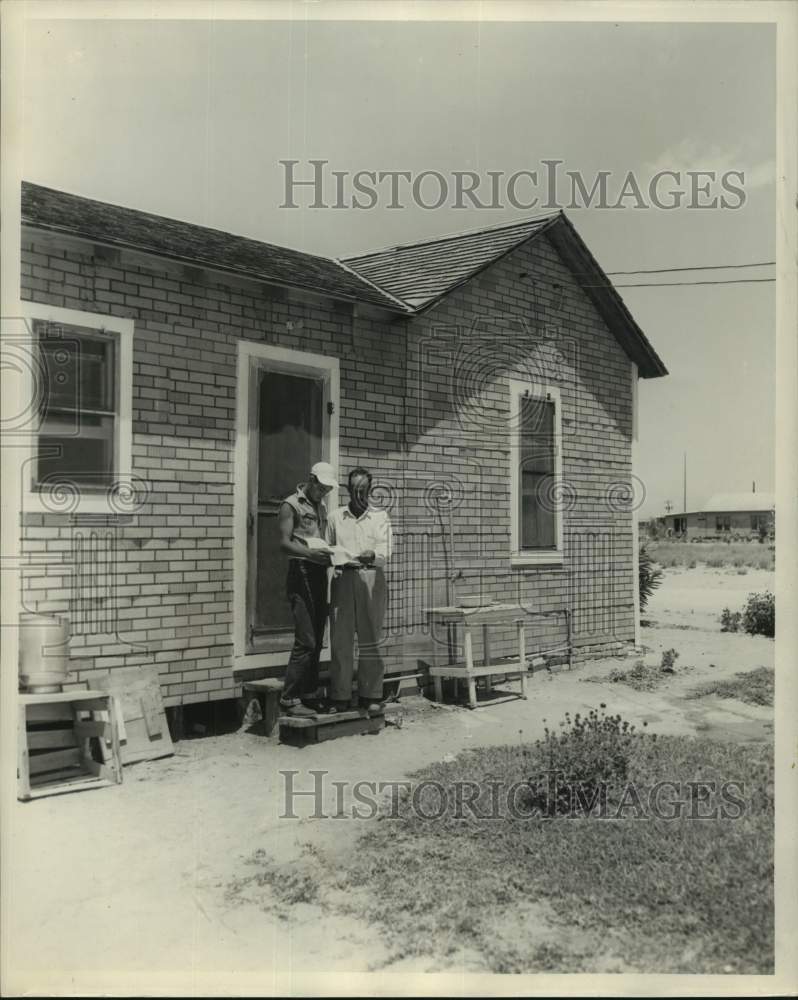 1954 Press Photo Feodula Garcia &amp; son Alberto in Zapata, Texas - hca59462- Historic Images