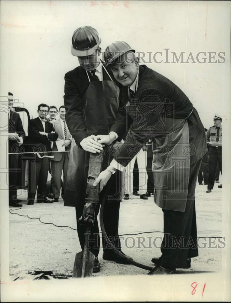 1965 Press Photo University of Houston president Philip Hoffman &amp; Tom Fowler- Historic Images