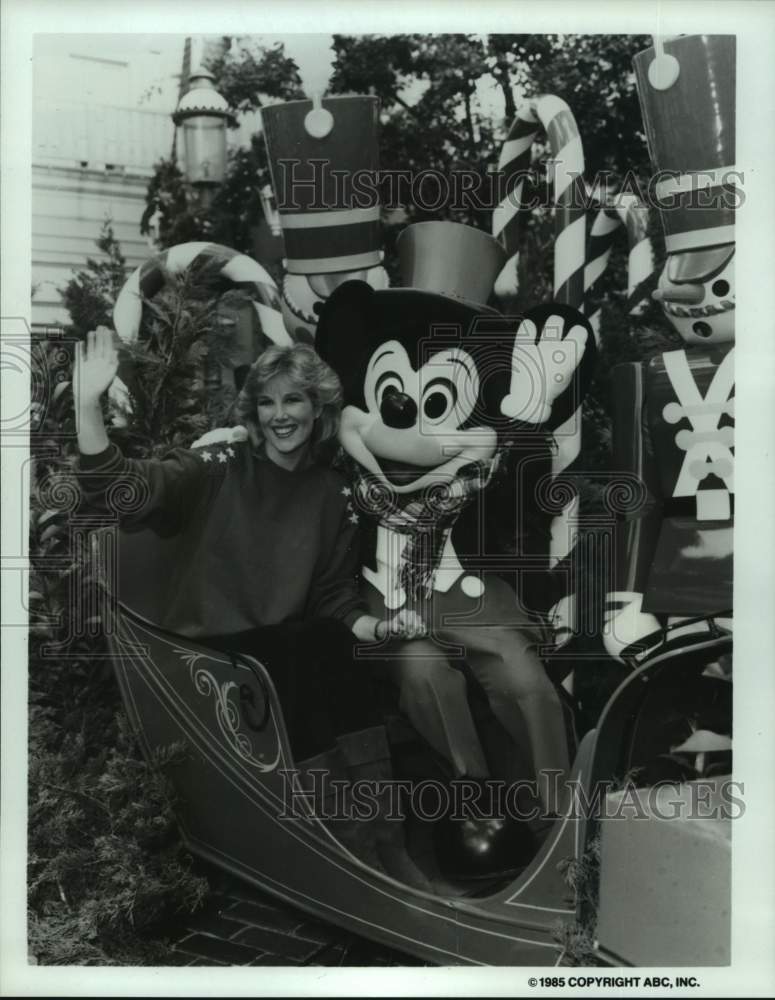 1985 Press Photo Joan Lunden and Mickey Mouse in Walt Disney's Fantasy Parade- Historic Images