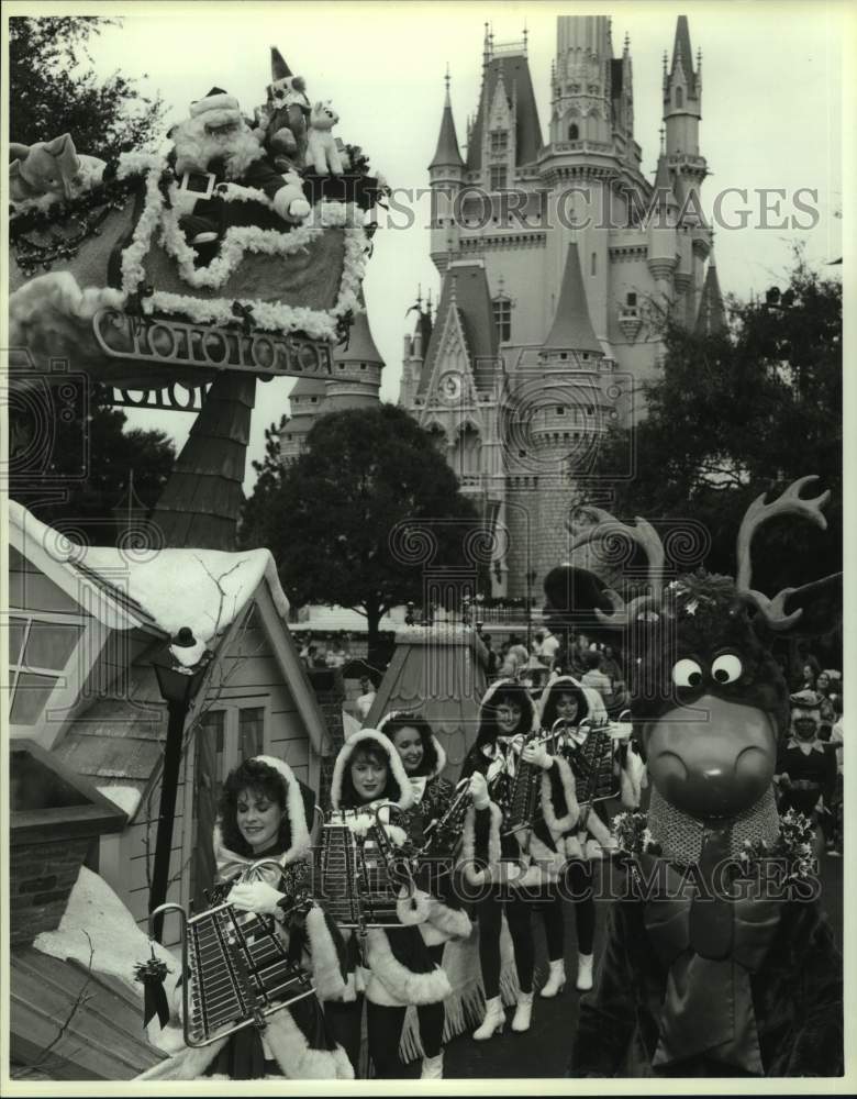 1988 Press Photo Scene from the Walt Disney World Very Merry Christmas Parade- Historic Images