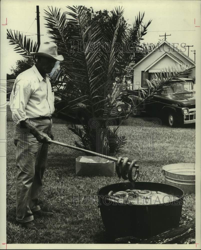 1961 Press Photo Kielbasa sausage boiled by man in Wallis, Texas on Czech Day.- Historic Images