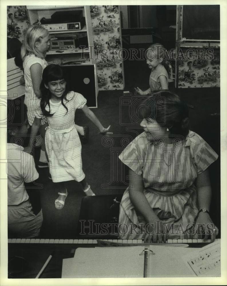 1984 Press Photo Children sing with teacher; Yamaha School of Music, Houston- Historic Images