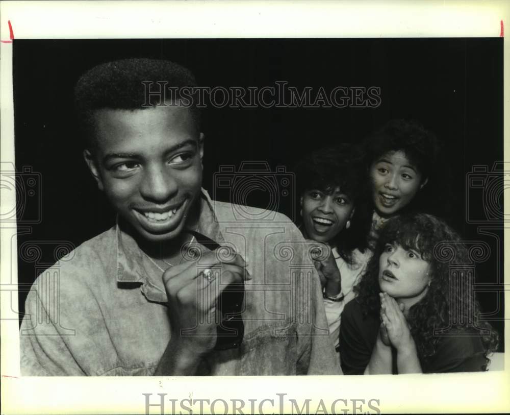 1988 Press Photo Scene from &quot;Winners&quot; by Theater on Wheels in Houston- Historic Images