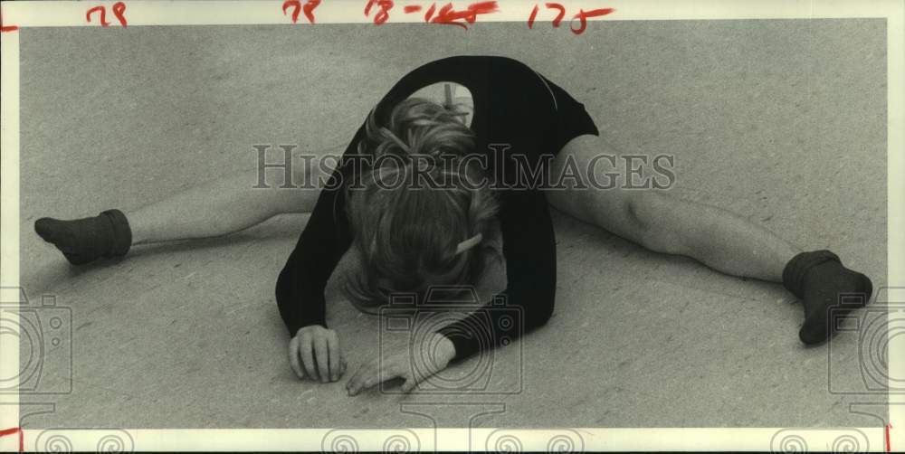 1981 Press Photo Student Gretchen Meyer Stretches for Ballet Class, Houston- Historic Images