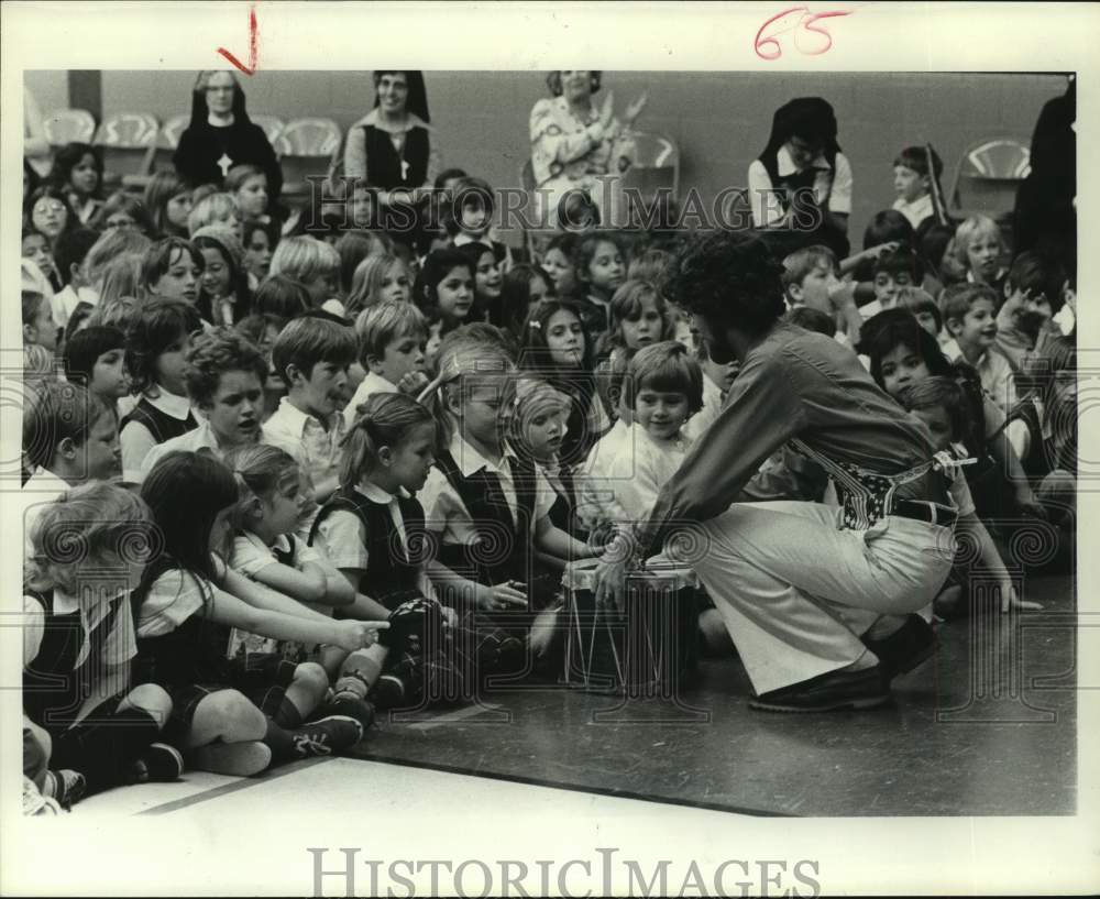 1976 Press Photo Malcom McGee Performs for Kids, Young Audiences, Inc, Houston- Historic Images