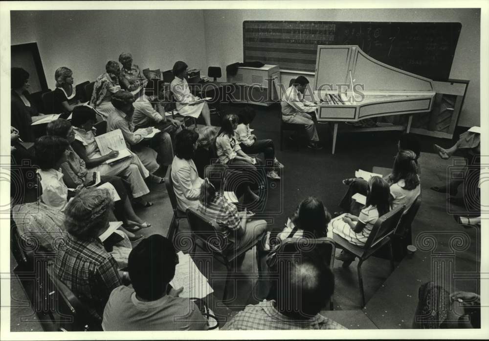 1982 Press Photo William Volker plays harpsicord at Young Audiences of Houston- Historic Images