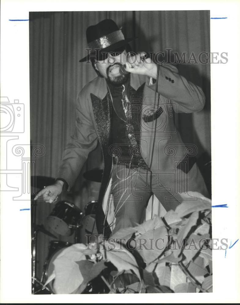 1988 Press Photo Richard E. Reyes entertains kids at HPD Children&#39;s Celebration- Historic Images