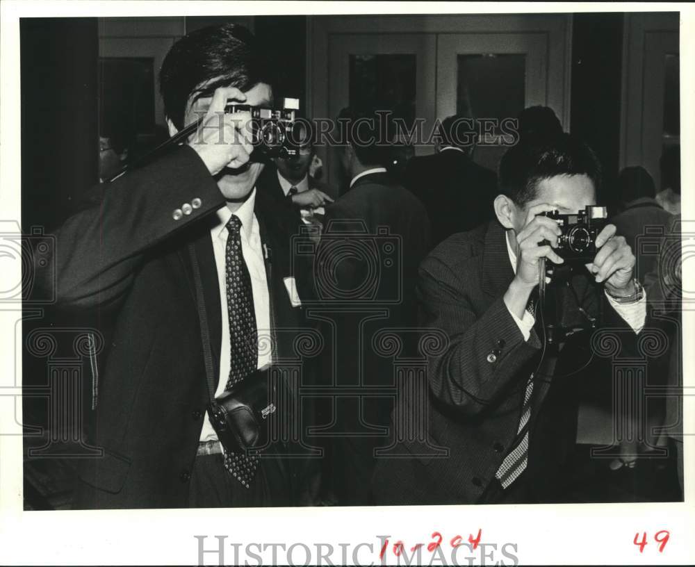 1983 Press Photo Members of Peking Opera snap photos on visit to Houston, Texas- Historic Images