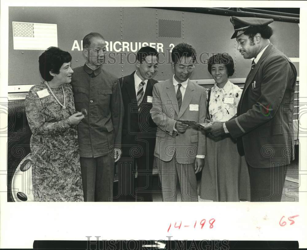 1983 Press Photo Members of Peking Opera meet tour guides in Houston, Texas- Historic Images