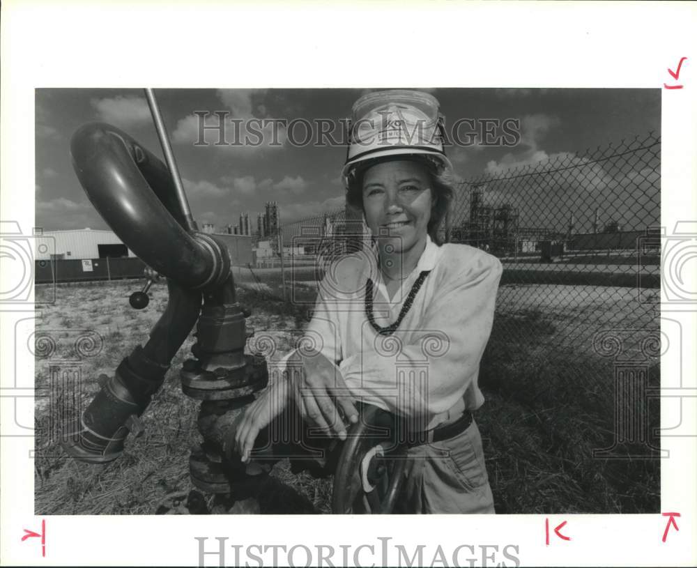 1989 Press Photo Skydiver Christy Hitchens at work at Exxon in Mont Belview, TX- Historic Images