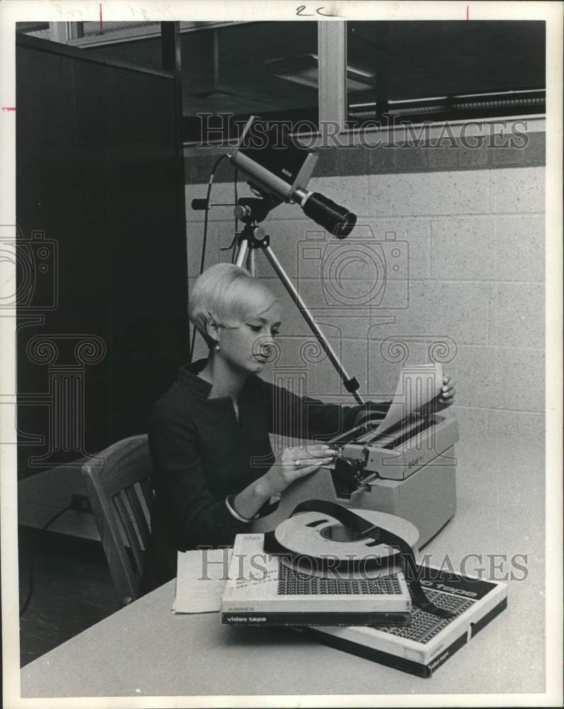 1968 Press Photo Diann Neff, writer for Pasadena High School TV productions - TX - Historic Images