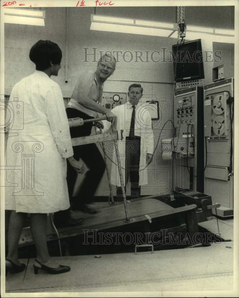 1969 Press Photo Aged Citizen Walks On Treadmill At Gerontology Research Center - Historic Images