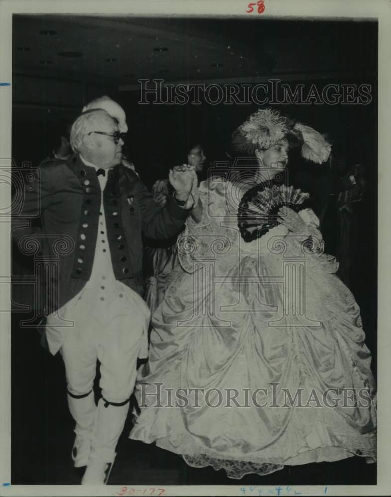 1985 Press Photo Joe Clark Jr, Betty Clark dance minuet, Warwick Hotel, Houston- Historic Images