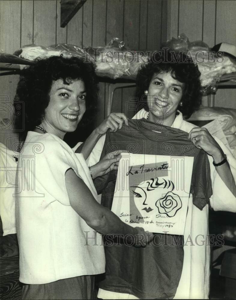 1984 Press Photo Stephanie and Sultan Kaldis with Texas Opera Theater t-shirts- Historic Images