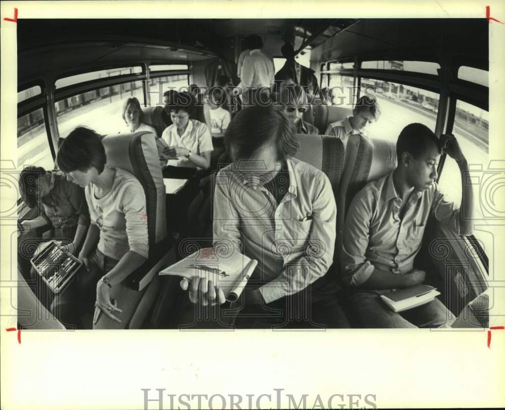 1981 Press Photo Members of Texas Opera Theater fill bus time with games &amp; naps- Historic Images