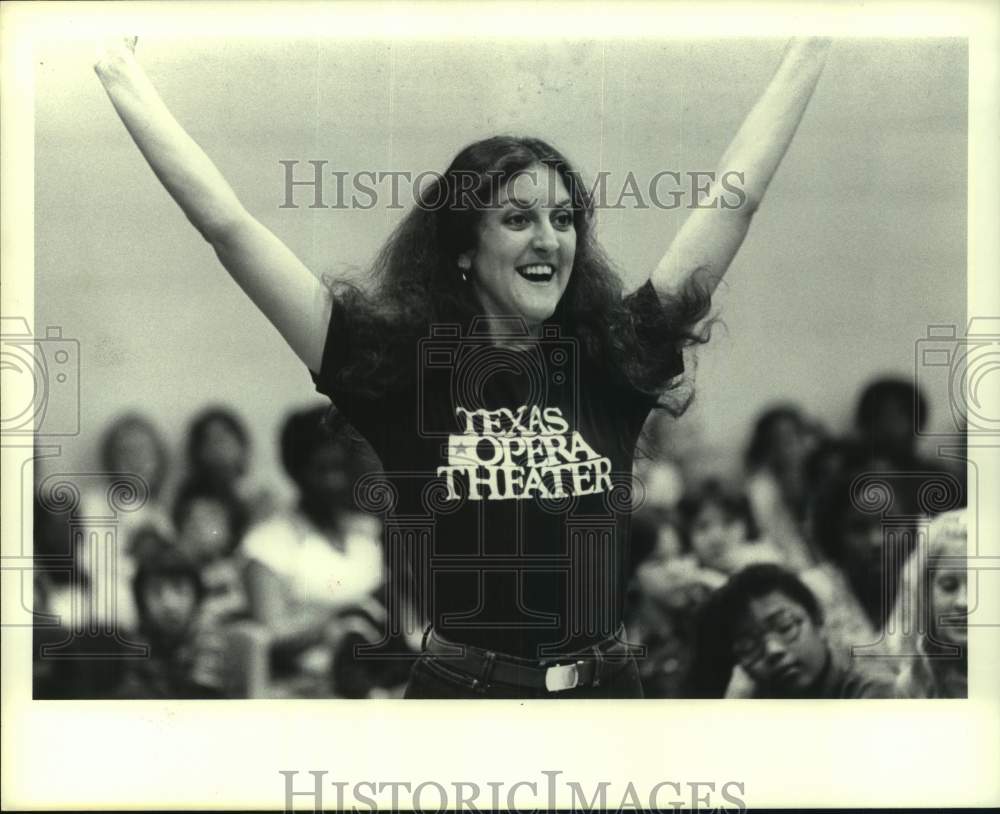 1981 Press Photo Lynn Yates of Texas Opera Theater cheers at elementary school- Historic Images