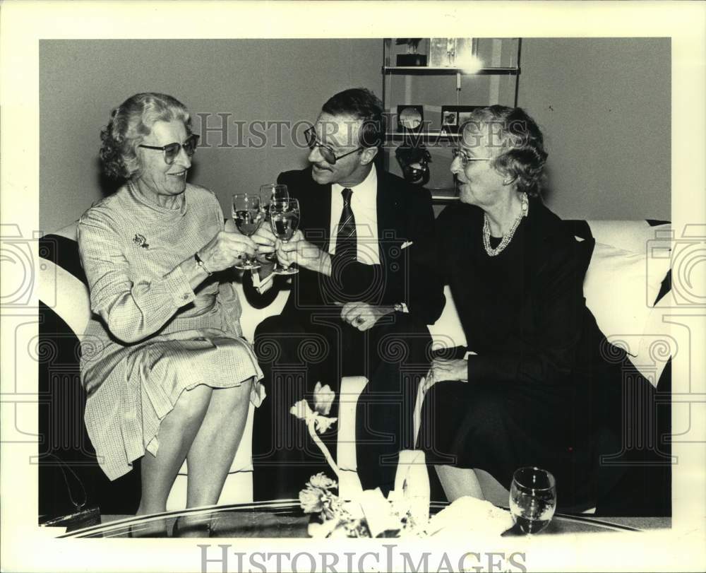 1986 Press Photo Participants Toast Houston Grand Opera&#39;s Annual Fund Drive- Historic Images