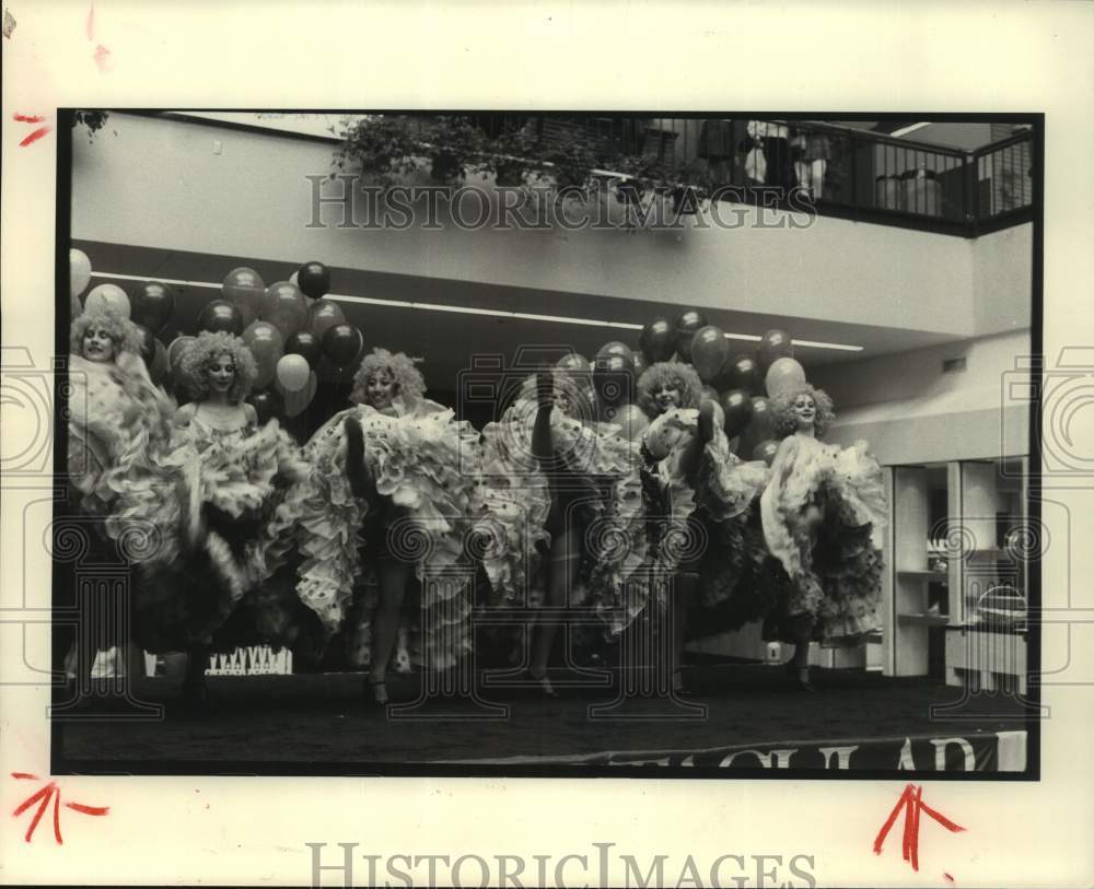 1986 Press Photo Cancan Girls From &quot;Orpheus in the Underworld&quot; at Houston Mall- Historic Images