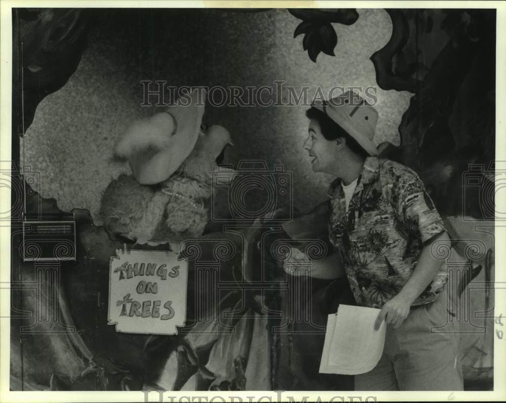 1984 Press Photo Don Bernardini Sings with Bird Puppet at Texas Opera Theater- Historic Images