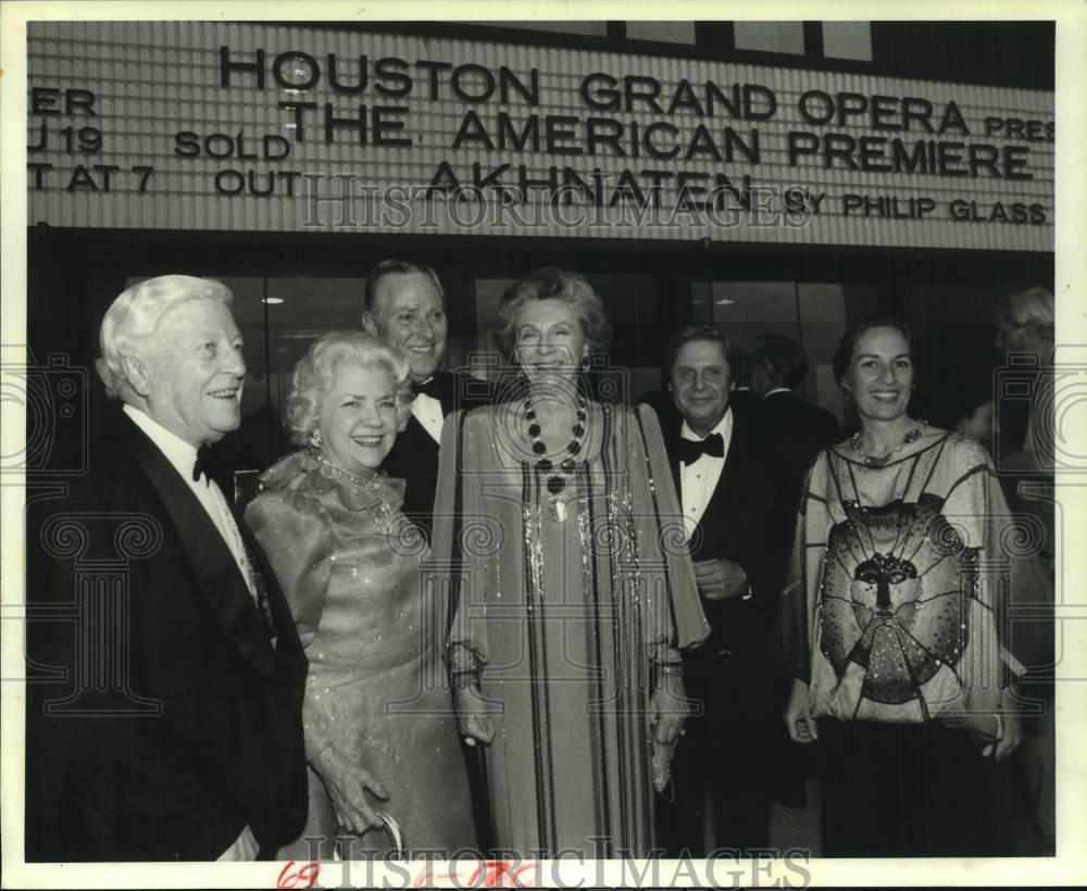 1984 Press Photo Houston Grand Opera board chairman in front of &quot;sold out&quot; sign- Historic Images