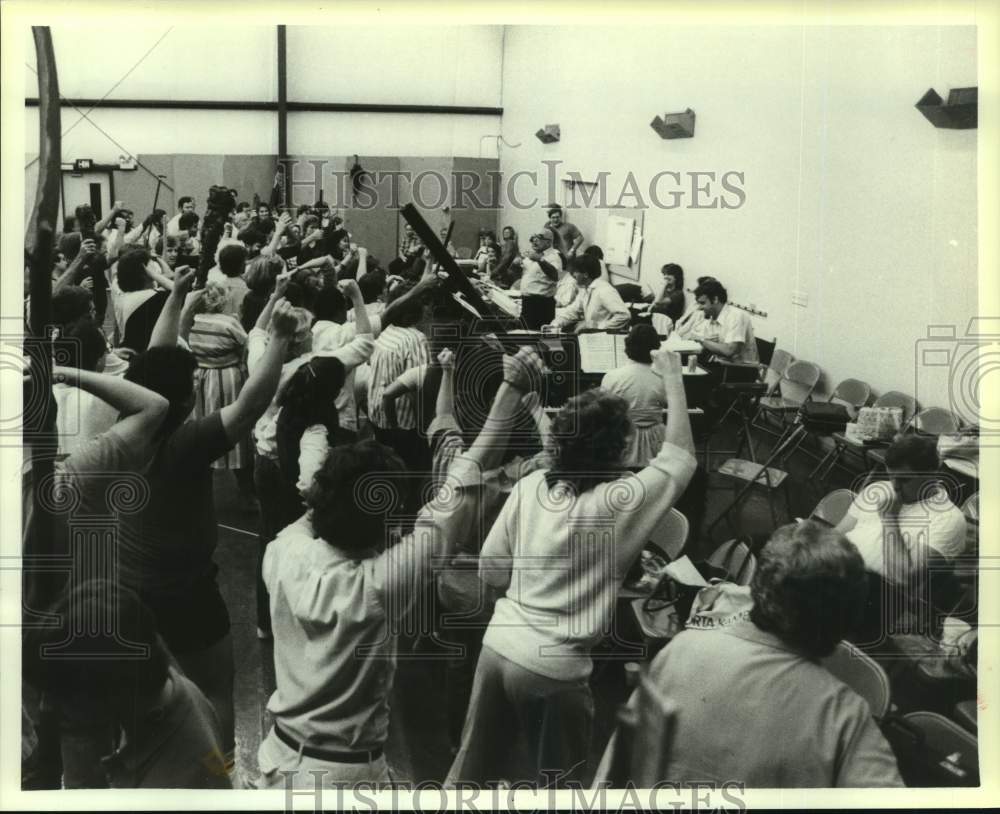 1986 Press Photo Houston Grand Opera Chorus Rehearsal for &quot;Boris Godunov&quot;- Historic Images