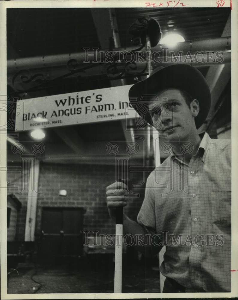 1970 Press Photo Ken Gray at Work at the Houston Livestock Show &amp; Rodeo - Historic Images