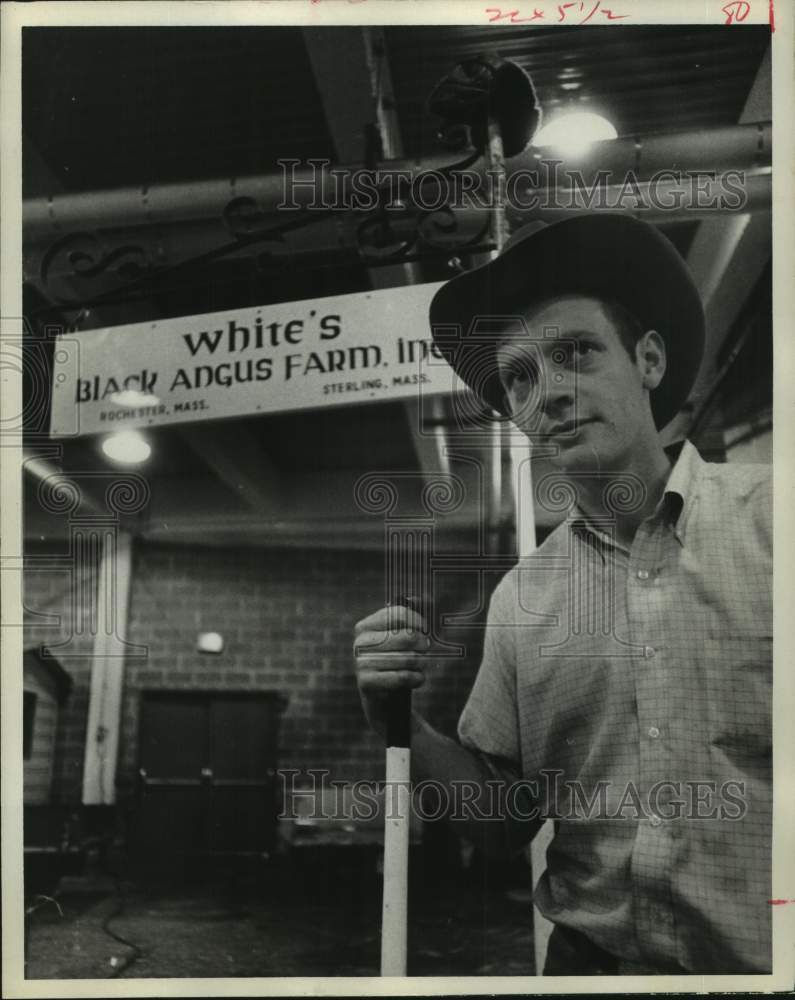 1970 Press Photo Ken Gray at Work at the Houston Livestock Show & Rodeo - Historic Images