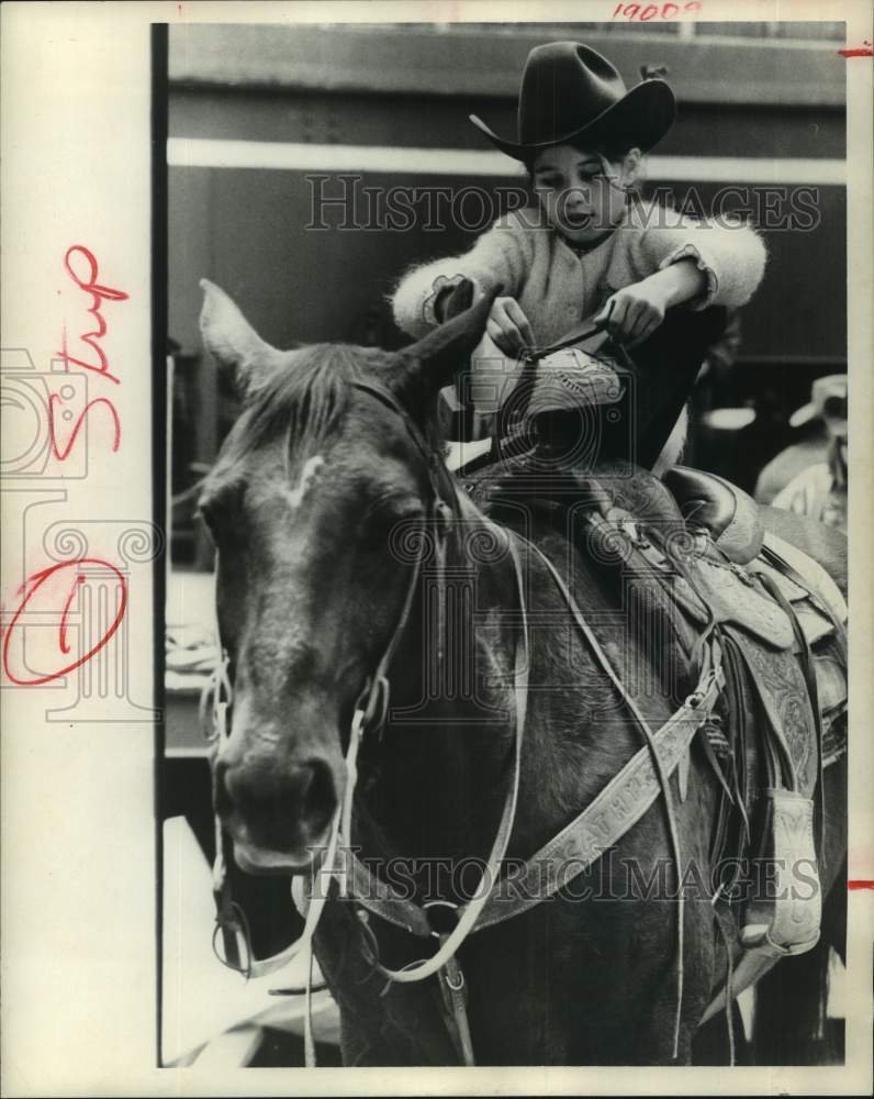 1969 Press Photo Cathy McDonald readies horse at Houston Livestock Show - Historic Images