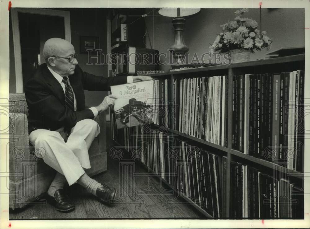 1981 Press Photo Dr. Robert Giesberg with opera record collection - Houston- Historic Images