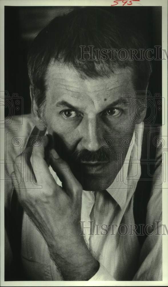 1981 Press Photo Joel Kenyon Applies His Make-Up at Alley Theater in Houston- Historic Images