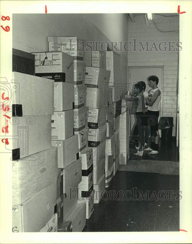 1984 Press Photo Boxes line corridors of Houston Ballet&#39;s rehearsal studios- Historic Images