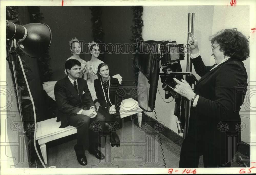 1984 Press Photo Houston Ballet Foundation chairmen getting photo taken- Historic Images