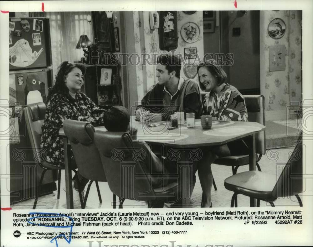 1992 Press Photo Roseanne Arnold, Matt Roth & Laurie Metcalf in ABC's "Roseanne"- Historic Images