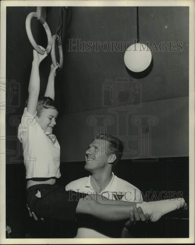 1969 Press Photo Houston YMCA coach John Rhoads helps Harold Vance on rings - Historic Images