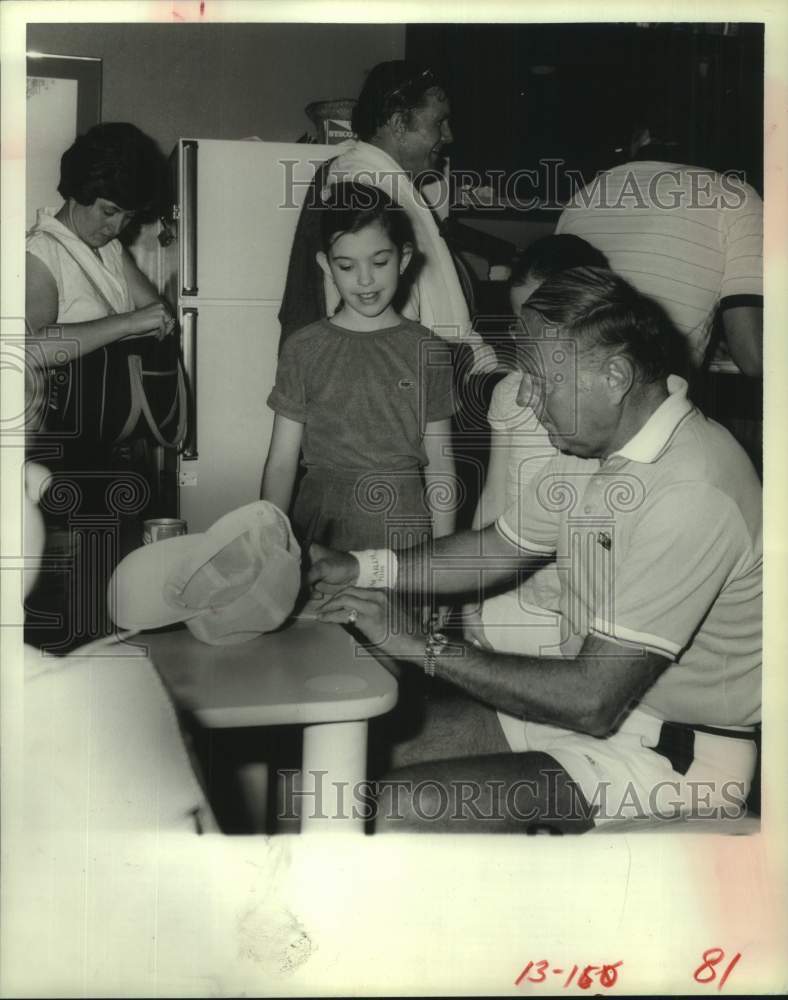 1981 Press Photo Dick Van Patten signs autograph for Kelly Geis in Houston- Historic Images