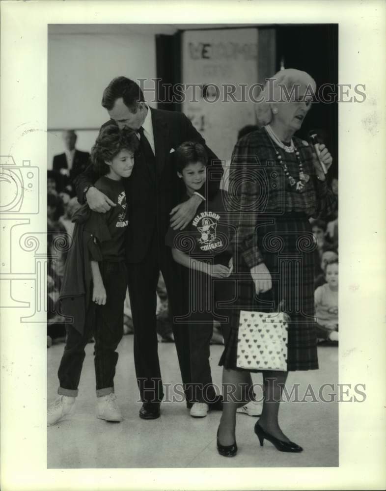 1987 Press Photo VP George Bush and Barbara at Holbrook Elementary in Houston - Historic Images