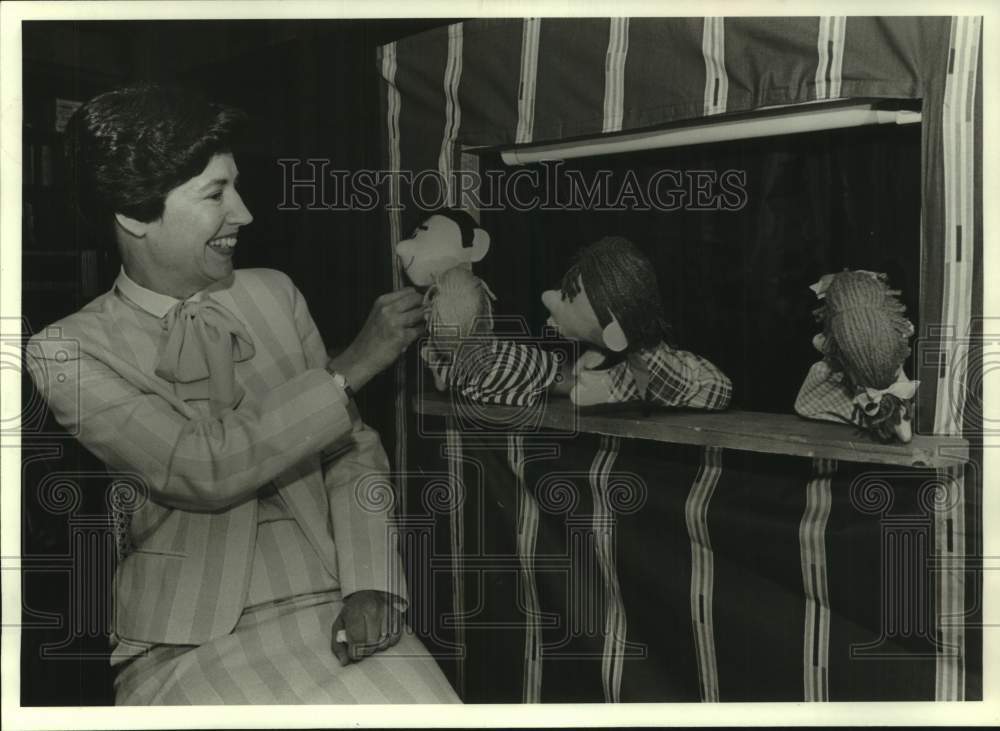 1983 Press Photo Paula Faillace visits with puppets - hca66980- Historic Images