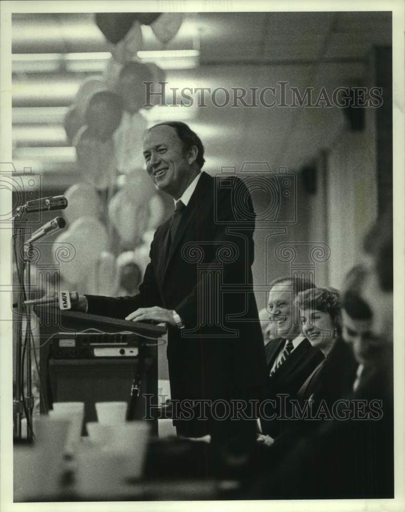 1985 Press Photo James &quot;Doc&quot; Blakely, Texas Humorist at Podium - hca68618- Historic Images