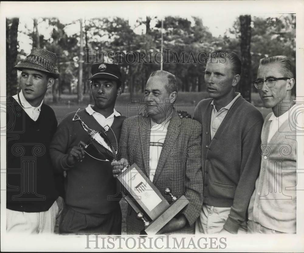 1962 Press Photo Doyle Beard Presents Trophy to Cougars Golf Team, Houston- Historic Images