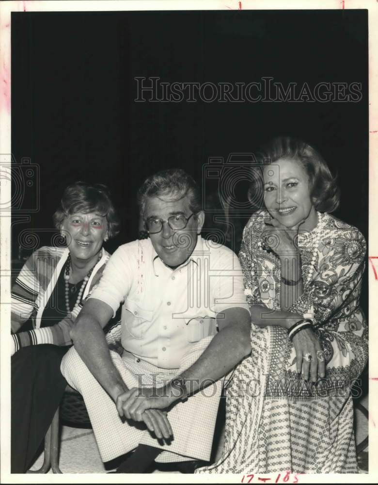 1976 Press Photo Columnist June Benefield Hinckley and Husband with Judy Ward - Historic Images